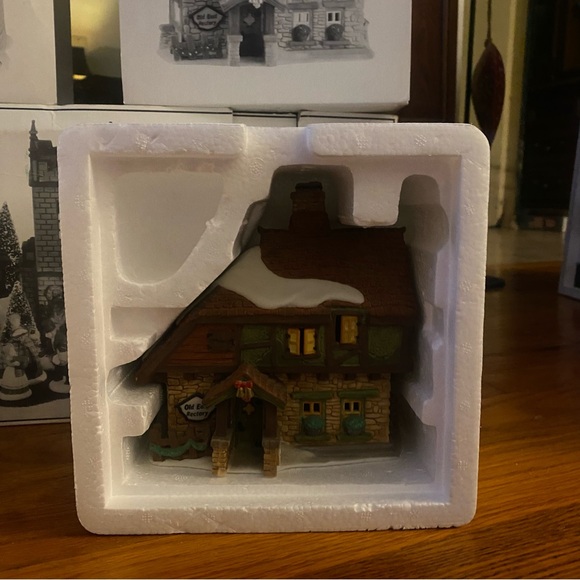 Dept 56 Spirit of Giving Set - Picture 5 of 6